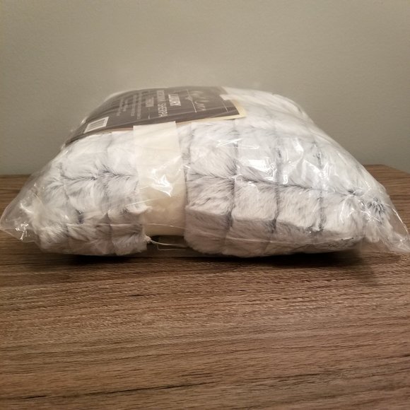 NWT/NIB Royal Luxe "Luxury" Micromink/Sherpa Throw - Picture 5 of 8